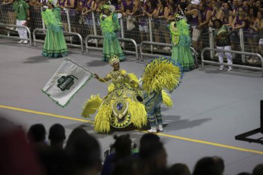 Sao Paulo (SP), Brezilya 02 / 09 / 2024 - Üstat Sala ve Beyaz Gömlekli Bayrak Taşıyıcı, 9 Şubat 2024 Cuma gecesi Anhembi 'deki özel bir grubun geçit törenine katıldı.. 