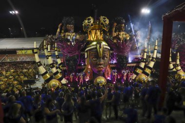 Sao Paulo (SP), Brezilya 02 / 09 / 2024 - Bağımsız Üçlü Renk Okulu özel grubu 9 Şubat 2024 Cuma gecesi Anhembi 'de geçit töreni yapıyor. (Fotoğraf: Leco Viana / Thenews2 / Depozito Fotoğrafları) 