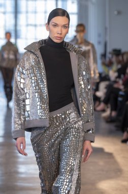 Custo Barcelona - Runway - Şubat 2024 New York Moda Haftası. 9 Şubat 2024, New York, New York, ABD: New York Moda Haftası - Şubat 2024: Starrett-Lehigh Binasındaki Gösteriler sırasında Custo Barcelona gösterisinde bir model podyumda yürüyor