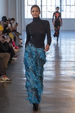 Custo Barcelona - Runway - Şubat 2024 New York Moda Haftası. 9 Şubat 2024, New York, New York, ABD: New York Moda Haftası - Şubat 2024: Starrett-Lehigh Binasındaki Gösteriler sırasında Custo Barcelona gösterisinde bir model podyumda yürüyor