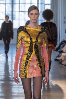 Custo Barcelona - Runway - Şubat 2024 New York Moda Haftası. 9 Şubat 2024, New York, New York, ABD: New York Moda Haftası - Şubat 2024: Starrett-Lehigh Binasındaki Gösteriler sırasında Custo Barcelona gösterisinde bir model podyumda yürüyor