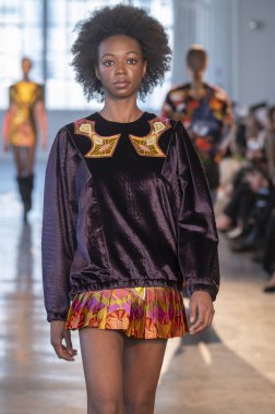 Custo Barcelona - Runway - Şubat 2024 New York Moda Haftası. 9 Şubat 2024, New York, New York, ABD: New York Moda Haftası - Şubat 2024: Starrett-Lehigh Binasındaki Gösteriler sırasında Custo Barcelona gösterisinde bir model podyumda yürüyor