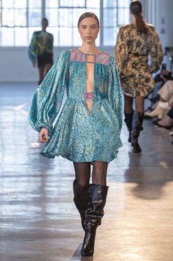 Custo Barcelona - Runway - Şubat 2024 New York Moda Haftası. 9 Şubat 2024, New York, New York, ABD: New York Moda Haftası - Şubat 2024: Starrett-Lehigh Binasındaki Gösteriler sırasında Custo Barcelona gösterisinde bir model podyumda yürüyor
