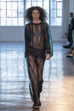 Custo Barcelona - Runway - Şubat 2024 New York Moda Haftası. 9 Şubat 2024, New York, New York, ABD: New York Moda Haftası - Şubat 2024: Starrett-Lehigh Binasındaki Gösteriler sırasında Custo Barcelona gösterisinde bir model podyumda yürüyor