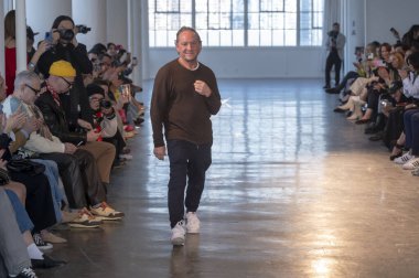 Custo Barcelona - Runway - Şubat 2024 New York Moda Haftası. 9 Şubat 2024, New York, New York, ABD: New York Moda Haftası - Şubat 2024: Starrett-Lehigh Binasındaki Gösteriler sırasında Custo Barcelona gösterisinde bir model podyumda yürüyor