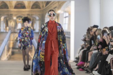 Libertine - Runway - Şubat 2024 New York Moda Haftası. 9 Şubat 2024, New York, New York, ABD: New York Moda Haftası - Şubat 2024: Starrett-Lehigh Binasındaki Gösteriler sırasında Libertine Show 'da bir model podyumda yürüyor 