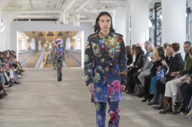 Libertine - Runway - Şubat 2024 New York Moda Haftası. 9 Şubat 2024, New York, New York, ABD: New York Moda Haftası - Şubat 2024: Starrett-Lehigh Binasındaki Gösteriler sırasında Libertine Show 'da bir model podyumda yürüyor 