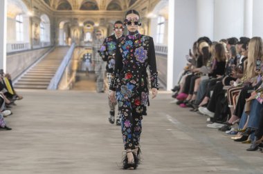 Libertine - Runway - Şubat 2024 New York Moda Haftası. 9 Şubat 2024, New York, New York, ABD: New York Moda Haftası - Şubat 2024: Starrett-Lehigh Binasındaki Gösteriler sırasında Libertine Show 'da bir model podyumda yürüyor 