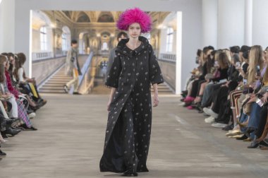 Libertine - Runway - Şubat 2024 New York Moda Haftası. 9 Şubat 2024, New York, New York, ABD: New York Moda Haftası - Şubat 2024: Starrett-Lehigh Binasındaki Gösteriler sırasında Libertine Show 'da bir model podyumda yürüyor 