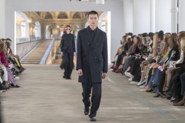 Libertine - Runway - Şubat 2024 New York Moda Haftası. 9 Şubat 2024, New York, New York, ABD: New York Moda Haftası - Şubat 2024: Starrett-Lehigh Binasındaki Gösteriler sırasında Libertine Show 'da bir model podyumda yürüyor 