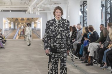 Libertine - Runway - Şubat 2024 New York Moda Haftası. 9 Şubat 2024, New York, New York, ABD: New York Moda Haftası - Şubat 2024: Starrett-Lehigh Binasındaki Gösteriler sırasında Libertine Show 'da bir model podyumda yürüyor 