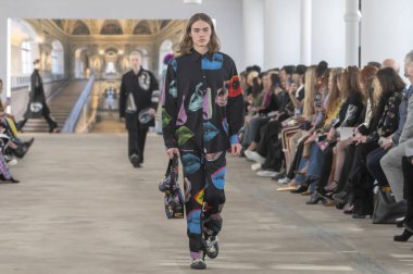 Libertine - Runway - Şubat 2024 New York Moda Haftası. 9 Şubat 2024, New York, New York, ABD: New York Moda Haftası - Şubat 2024: Starrett-Lehigh Binasındaki Gösteriler sırasında Libertine Show 'da bir model podyumda yürüyor 