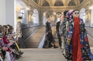 Libertine - Runway - Şubat 2024 New York Moda Haftası. 9 Şubat 2024, New York, New York, ABD: New York Moda Haftası - Şubat 2024: Starrett-Lehigh Binasındaki Gösteriler sırasında Libertine Show 'da bir model podyumda yürüyor 