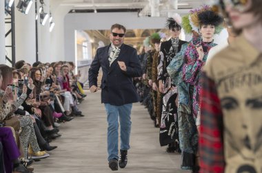 Libertine - Runway - Şubat 2024 New York Moda Haftası. 9 Şubat 2024, New York, New York, ABD: Tasarımcı Johnson Hartig New York Moda Haftası sırasında Libertine defilesinde podyum finalinde yürüyor - Şubat 2024: The Shows 