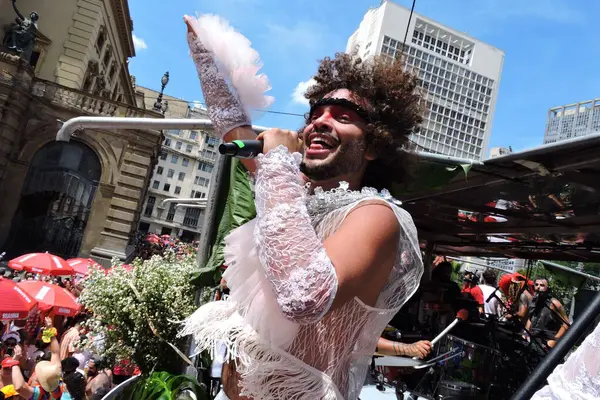 Sao Paulo (SP), 02 / 10 / 2024 - CARNIVAL / TARADO NI VOCE / BLOCO - Caetano Veloso ve diğer MPB klasiklerinin hit parçalarını çalan geleneksel Tarado Ni Voce blok, geçit törenini Sao Paulo şehir merkezindeki caddelerde gerçekleştirdi.