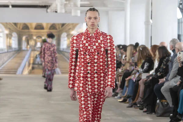 Libertine - Runway - Şubat 2024 New York Moda Haftası. 9 Şubat 2024, New York, New York, ABD: New York Moda Haftası - Şubat 2024: Starrett-Lehigh Binasındaki Gösteriler sırasında Libertine Show 'da bir model podyumda yürüyor 