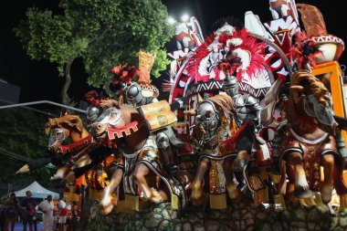 RIO DE JANEIRO (RJ), Brezilya 02 / 11 / 2024 - Rio metropolitan bölgesi Sao Goncalo kentindeki Porto da Pedra Samba Okulu, Marques de Sapuca 'daki Rio özel grubunun ilk geçit töreninin açılışını gerçekleştirdi.