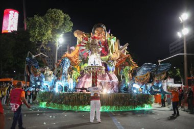 RIO DE JANEIRO (RJ), Brezilya 02 / 11 / 2024 - Rio metropolitan bölgesi Sao Goncalo kentindeki Porto da Pedra Samba Okulu, Marques de Sapuca 'daki Rio özel grubunun ilk geçit töreninin açılışını gerçekleştirdi.