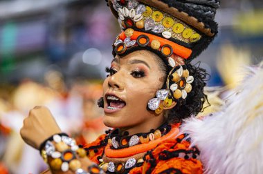 SAO PAULO (SP), 02 / 10 / 2024 Thelminha ex BBB, Sao Paulo 'nun samba okullarının geçit töreni sırasında, Sao Paulo' nun samba okullarının özel grubu için geçerli olan törenler sırasında