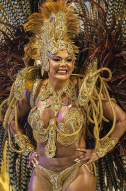 SAO PAULO (SP), Brezilya 02 / 10 / 2024 - Sao Paulo samba okullarının geçit töreni sırasında Vanessa Alves, Anhembi Sambadrome 'da düzenlenen Samba Paulo okullarının özel bir grubu için geçerlidir.