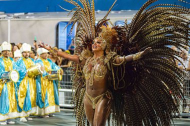 SAO PAULO (SP), Brezilya 02 / 10 / 2024 - Sao Paulo samba okullarının geçit töreni sırasında Anhembi Sambadrome 'da düzenlenen Sao Paulo' daki samba okullarının özel geçit törenleri için geçerli olan Altın Kartal
