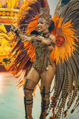 SAO PAULO (SP), Brezilya 02 / 10 / 2024 - Sao Paulo samba okullarının geçit töreni sırasında Anhembi Sambadrome 'da düzenlenen Sao Paulo' daki samba okullarının özel geçit törenleri için geçerli olan Altın Kartal