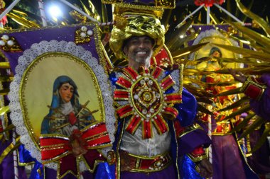 RIO DE JANEIRO (RJ), Brezilya 10 / 2 / 2024 - Rio de Janeiro şehrinin merkezindeki Marques de Sapucai 'de düzenlenen Ouro serisinin samba okulu Unidos de Padre Miguel' in geçit töreninin konsantrasyonu