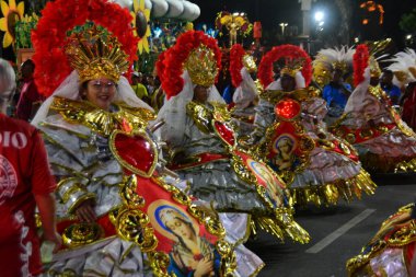 RIO DE JANEIRO (RJ), Brezilya 10 / 2 / 2024 - Rio de Janeiro şehrinin merkezindeki Marques de Sapucai 'de düzenlenen Ouro serisinin samba okulu Unidos de Padre Miguel' in geçit töreninin konsantrasyonu