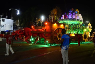 RIO DE JANEIRO (RJ), Brezilya 10 / 2 / 2024 - Rio de Janeiro şehrinin merkezindeki Marques de Sapucai 'de düzenlenen Ouro serisinin samba okulu Unidos de Padre Miguel' in geçit töreninin konsantrasyonu