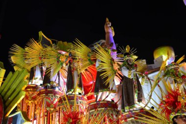 RIO DE JANEIRO (RJ), Brezilya 10 / 2 / 2024 - Rio de Janeiro şehrinin merkezindeki Marques de Sapucai 'de düzenlenen Ouro serisinin samba okulu Unidos de Padre Miguel' in geçit töreninin konsantrasyonu