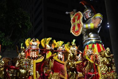 RIO DE JANEIRO (RJ), 10 / 2 / 2024 Konsantrasyon ve Rio de Janeiro merkezindeki Marques de Sapucai 'de düzenlenen Altın serisi için geçerli Unidos de Bangu samba okulunun geçit töreninin başlaması 