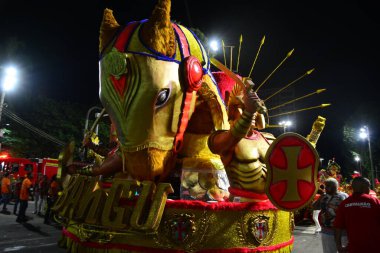 RIO DE JANEIRO (RJ), 10 / 2 / 2024 Konsantrasyon ve Rio de Janeiro merkezindeki Marques de Sapucai 'de düzenlenen Altın serisi için geçerli Unidos de Bangu samba okulunun geçit töreninin başlaması 