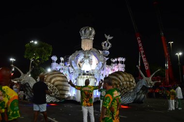 RIO DE JANEIRO (RJ), Brezilya 10 / 2 / 2024 Ouro serisinin samba okulu Imperio Serrano 'nun Rio de Janeiro' nun merkezindeki Marques de Sapucai 'deki geçit töreninin başlangıcı.