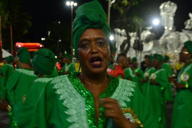RIO DE JANEIRO (RJ), Brezilya 10 / 2 / 2024 Ouro serisinin samba okulu Imperio Serrano 'nun Rio de Janeiro' nun merkezindeki Marques de Sapucai 'deki geçit töreninin başlangıcı.