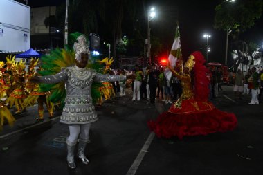 RIO DE JANEIRO (RJ), Brezilya 10 / 2 / 2024 Ouro serisinin samba okulu Imperio Serrano 'nun Rio de Janeiro' nun merkezindeki Marques de Sapucai 'deki geçit töreninin başlangıcı.