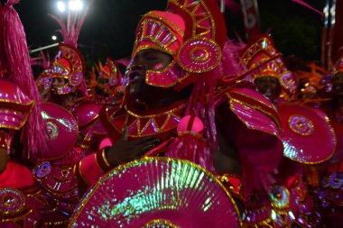 RIO DE JANEIRO (RJ), Brezilya 10 / 2 / 2024 Ouro serisinin samba okulu Imperio Serrano 'nun Rio de Janeiro' nun merkezindeki Marques de Sapucai 'deki geçit töreninin başlangıcı.
