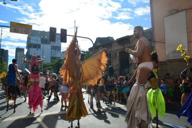 RIO DE JANEIRO (RJ), Brezilya 2 / 11 / 2024 - Bloco das Trepadeiras ve Cordao do Boi Tolo, bu pazar sabahından itibaren, şenliğe katılın ve sokaklarda geçit töreni yapın. 
