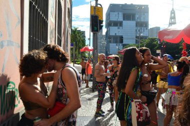 RIO DE JANEIRO (RJ), Brezilya 2 / 11 / 2024 - Bloco das Trepadeiras ve Cordao do Boi Tolo, bu pazar sabahından itibaren, şenliğe katılın ve sokaklarda geçit töreni yapın. 