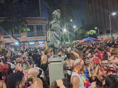 RIO DE JANEIRO(RJ),11/02/2024. Prainha Limanı 'ndaki toplantılardan biri, daha çok köle alan koordinatör olarak bilinen, Brezilya' nın Rio de Janeiro şehrinde bulunan yabancı turist ve turistlerle doluydu.