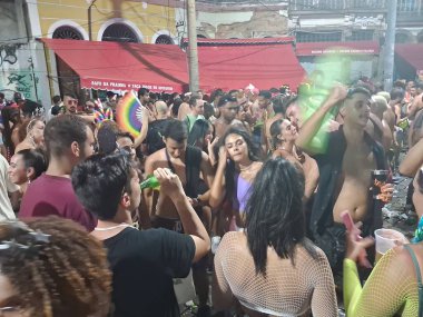 RIO DE JANEIRO(RJ),11/02/2024. Prainha Limanı 'ndaki toplantılardan biri, daha çok köle alan koordinatör olarak bilinen, Brezilya' nın Rio de Janeiro şehrinde bulunan yabancı turist ve turistlerle doluydu.