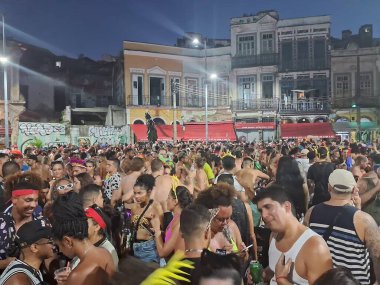 RIO DE JANEIRO(RJ),11/02/2024. Prainha Limanı 'ndaki toplantılardan biri, daha çok köle alan koordinatör olarak bilinen, Brezilya' nın Rio de Janeiro şehrinde bulunan yabancı turist ve turistlerle doluydu.