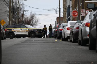 Paterson, New Jersey 'de bir araca kurşun ve birkaç boş kovan isabet etmiş. 11 Şubat 2024, Paterson, New Jersey, ABD: Paterson Bulvarı 'nda 12.