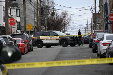 Paterson, New Jersey 'de bir araca kurşun ve birkaç boş kovan isabet etmiş. 11 Şubat 2024, Paterson, New Jersey, ABD: Paterson Bulvarı 'nda 12.