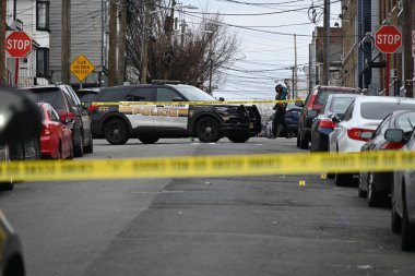 Paterson, New Jersey 'de bir araca kurşun ve birkaç boş kovan isabet etmiş. 11 Şubat 2024, Paterson, New Jersey, ABD: Paterson Bulvarı 'nda 12.