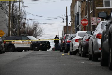 Paterson, New Jersey 'de bir araca kurşun ve birkaç boş kovan isabet etmiş. 11 Şubat 2024, Paterson, New Jersey, ABD: Paterson Bulvarı 'nda 12.