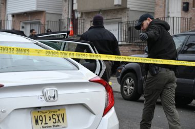 Paterson, New Jersey 'de bir araca kurşun ve birkaç boş kovan isabet etmiş. 11 Şubat 2024, Paterson, New Jersey, ABD: Paterson Bulvarı 'nda 12.