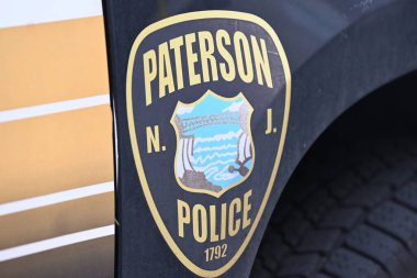 Paterson, New Jersey 'de bir araca kurşun ve birkaç boş kovan isabet etmiş. 11 Şubat 2024, Paterson, New Jersey, ABD: Paterson Bulvarı 'nda 12.