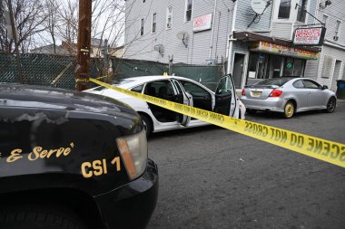 Paterson, New Jersey 'de bir araca kurşun ve birkaç boş kovan isabet etmiş. 11 Şubat 2024, Paterson, New Jersey, ABD: Paterson Bulvarı 'nda 12.