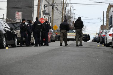 Paterson, New Jersey 'de bir araca kurşun ve birkaç boş kovan isabet etmiş. 11 Şubat 2024, Paterson, New Jersey, ABD: Paterson Bulvarı 'nda 12.