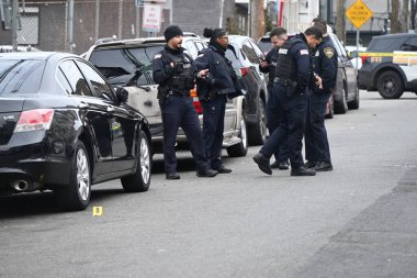 Paterson, New Jersey 'de bir araca kurşun ve birkaç boş kovan isabet etmiş. 11 Şubat 2024, Paterson, New Jersey, ABD: Paterson Bulvarı 'nda 12.